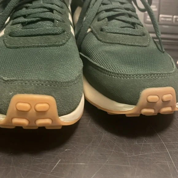 RARE ADIDAS FIND!!! LIKE NEW!!!Classic adidas driver style green with pink - Picture 15 of 15